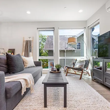 Rooftop Patio With Waterview, Private Garden & Grill 3Br 3Ba- Modern Cityscape-2