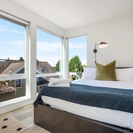 Rooftop Patio With Waterview, Private Garden & Grill 3Br 3Ba- Modern Cityscape-3