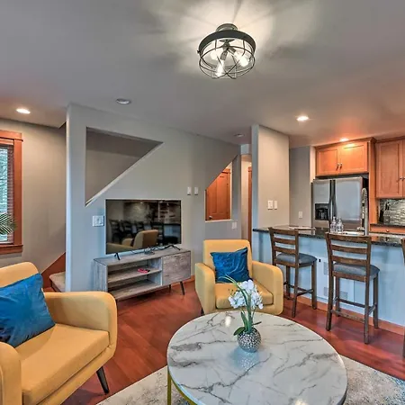 Stylish Townhome About 6 Miles To Downtown Seattle!-3
