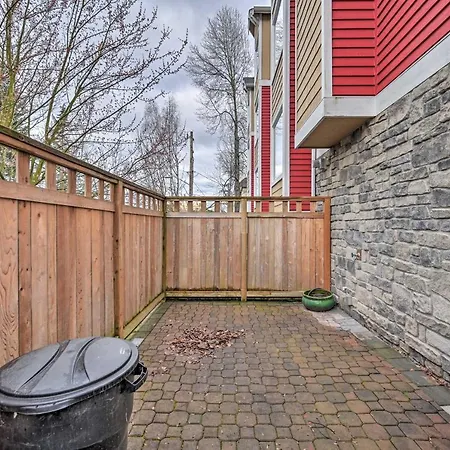 Stylish Townhome About 6 Miles To Downtown Seattle!-2