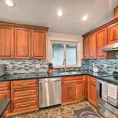 Modern Home With Balcony 9 Mi To Downtown Seattle!-3
