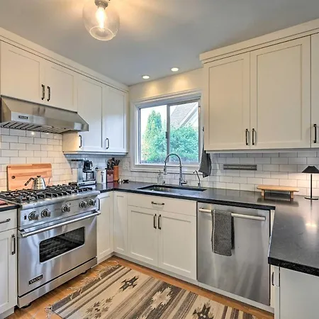 Stunning Queen Anne House With Private Patio!-3