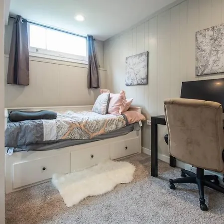 Central 2 Bedroom Unit With 3 Beds And 3 Large Tvs-3