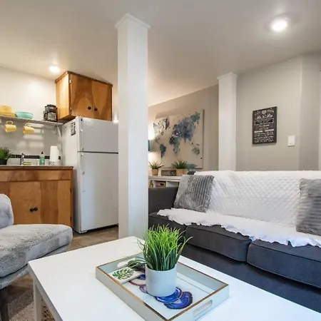 Central 2 Bedroom Unit With 3 Beds And 3 Large Tvs-2