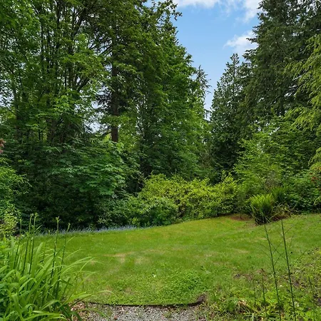 4Br With Firepit, Outdoor Dining And Yard Surrounded By Trees-2
