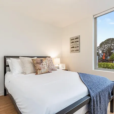 2Br 2Ba The Ballard Modish, Seattle Location With Rooftop View-2