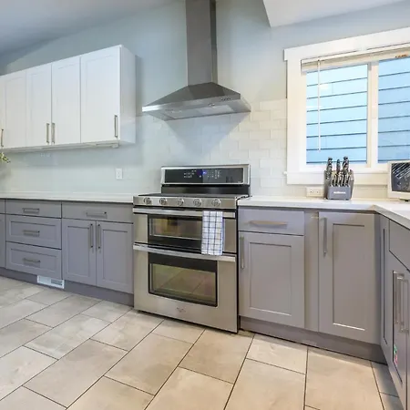 Upgraded Home With 5 Bedroom 4 Bath 4 Free Gated Parking Space, Family,Ev,Rv Friendly-3