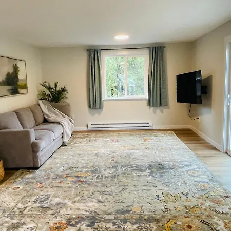 Fresh Top Floor Apartment W/ Balcony-3