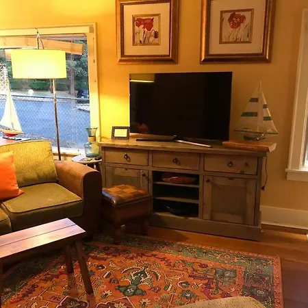 Cheerful 3 Bdrm W/ Kitchen & Lr In West Seattle-3