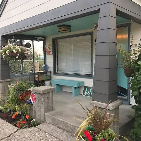 Cheerful 3 Bdrm W/ Kitchen & Lr In West Seattle-2