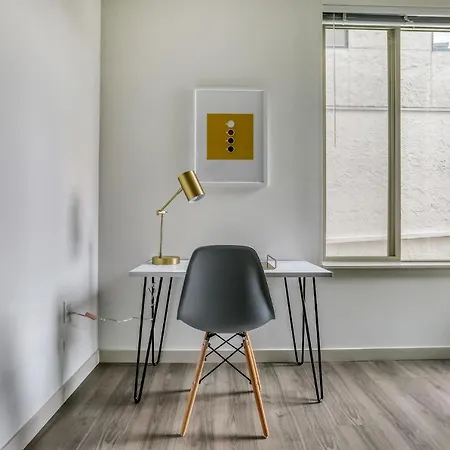 Seattle 1 Bedroom With Tons Of Amenities-3
