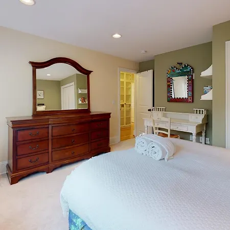 Sunny Seattle Escape Villa-2