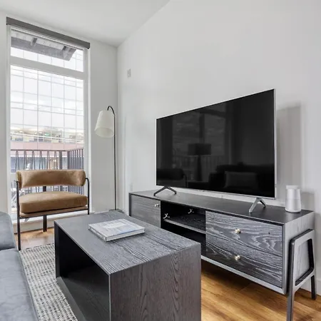 Slu 2Br W Wd Club Room Gym Nr Light Rail Sea-241-3