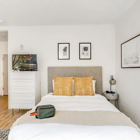 Interbay Studio With Modern Decor And Rooftop Deck-3