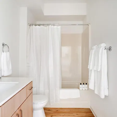 Interbay Studio With Modern Decor And Rooftop Deck-2
