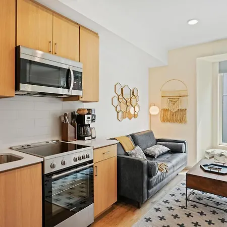 Sharp And Pet-Friendly Studio In Interbay With A Rooftop-3
