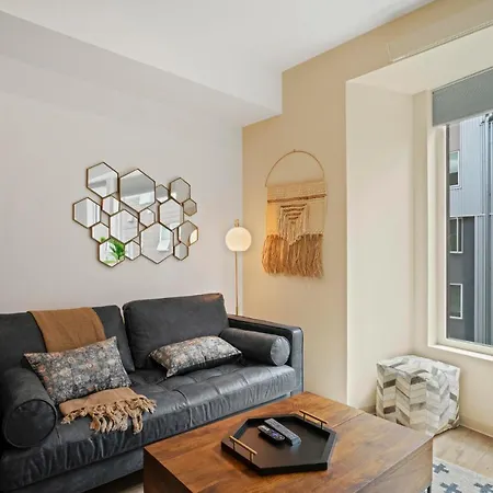 Sharp And Pet-Friendly Studio In Interbay With A Rooftop-2