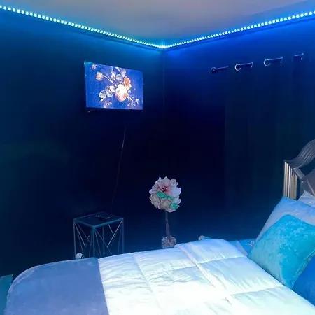 'The Golden Serene' Unique Fully Furnished Apartment Free Wifi / Parking-2