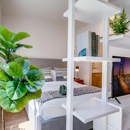Trendy Studio With Amenities Near Interbay Waterways-2