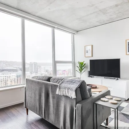 Charming Studio In Seattle Pool Pet-Friendly-2