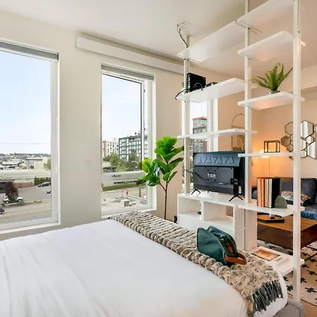 Furnished Interbay Studio Wamenities Roof Views-2