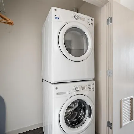 Stunning Studio Apartment In Seattle Gym-3