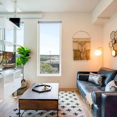 Furnished Interbay Studio Wamenities Roof Views-3