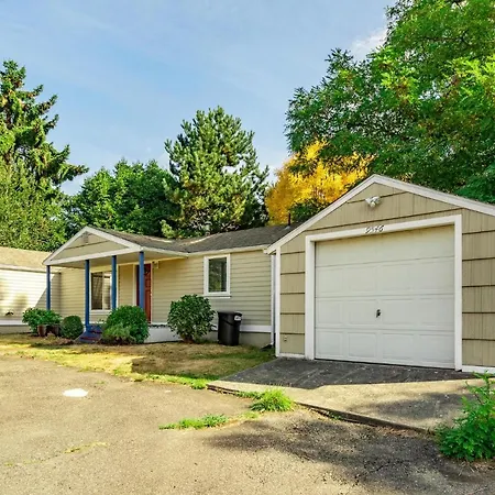 Cute 1Br House In Seattle With Garage Yards-3