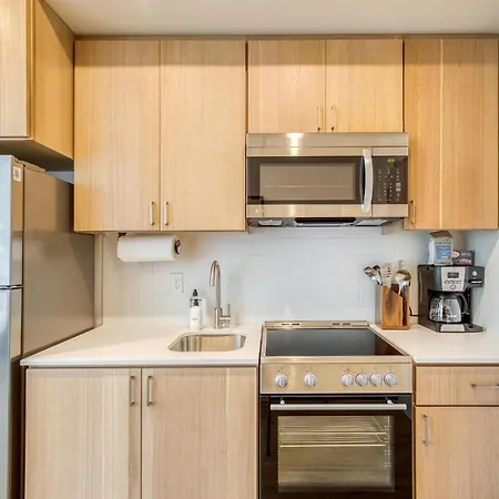 Modern Furnished Studio Interbay W Lounge-2