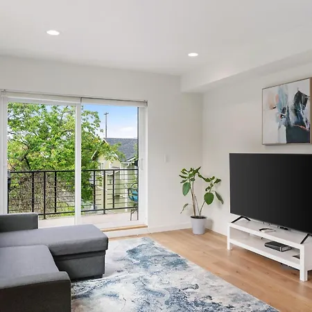 Modern Two Story Townhouse Near Light Rail-3