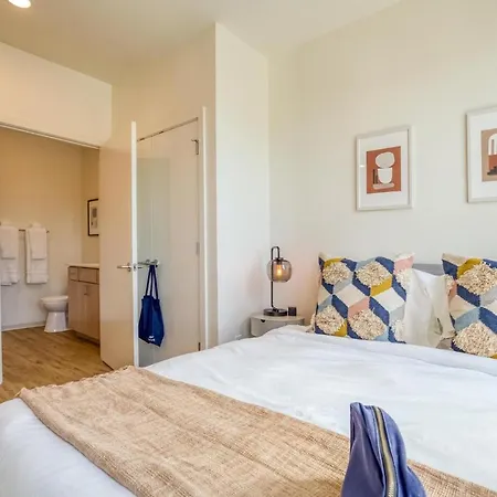 Modern Furnished Studio Interbay W Lounge-3