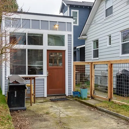 Tiny House By Kabino Mini Modern Tiny Home Heart Of Green Lake Pet Friendly Wifi Loft Up Ladder Plus Sleeper Sofa-3