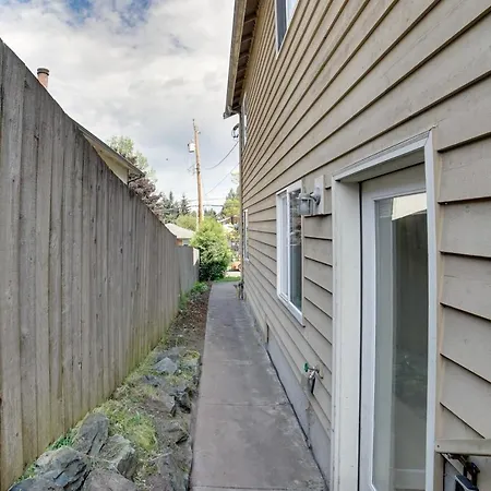Near Public Transit & Walkable! Airy Seattle Apt-2