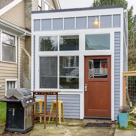 Tiny House By Kabino Mini Modern Tiny Home Heart Of Green Lake Pet Friendly Wifi Loft Up Ladder Plus Sleeper Sofa-2