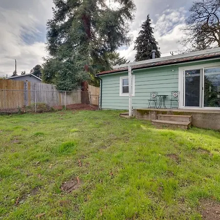 Vacation Rental In Seattle With Backyard!-2