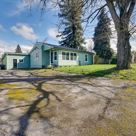 Vacation Rental In Seattle With Backyard!-3