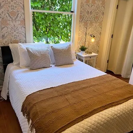 Historic Bungalow: Your Seattle Gateway-3