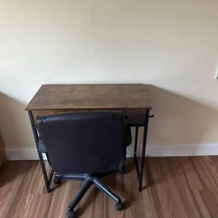 Furnished Studio With Its Own Entrance And Parking, Close To Major Bus Routes, Uw, Hospitals, And Downtown Seattle-3