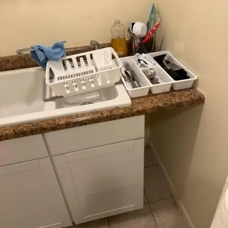 Furnished Studio With Its Own Entrance And Parking, Close To Major Bus Routes, Uw, Hospitals, And Downtown Seattle-2