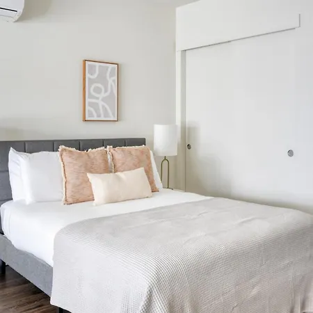 S Lake Union Studio W Gym Wd Nr Waterfront Sea-376-3