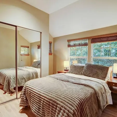Modern 3Bed+Loft, 3.5Bath Home W/Desk, Gym Access-3