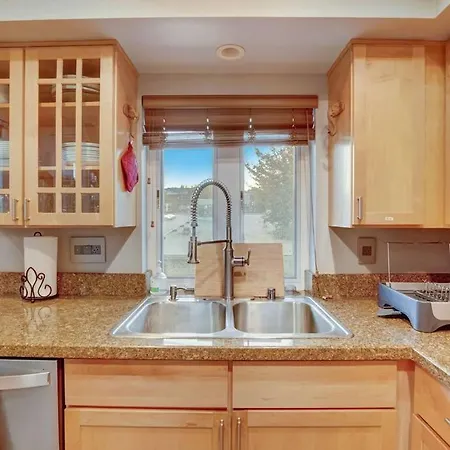 Modern 3Bed+Loft, 3.5Bath Home W/Desk, Gym Access-2