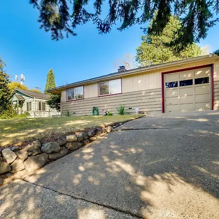 Hot Tub, 5 Mi To Lumen Field! Newly Updated Home-2