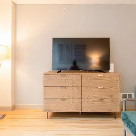 Modern Apartment In Prime Location Id4221X41-3