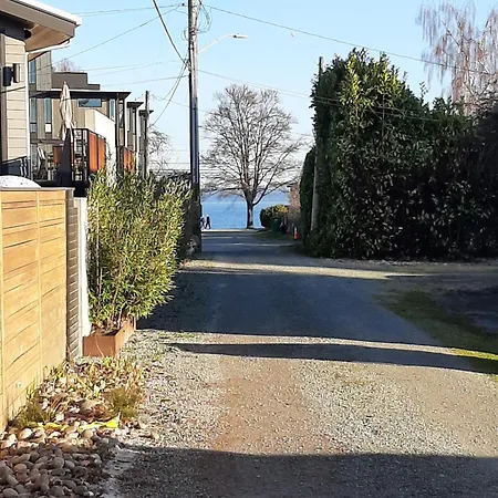 UPSTAIRS Alki Beach APARTMENT - Seattle -Historic-1858-2