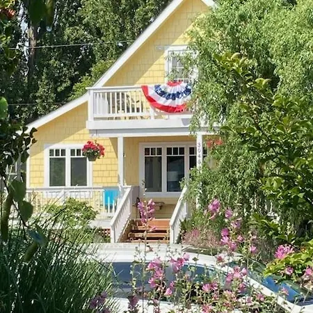 UPSTAIRS Alki Beach APARTMENT - Seattle -Historic-1858-3