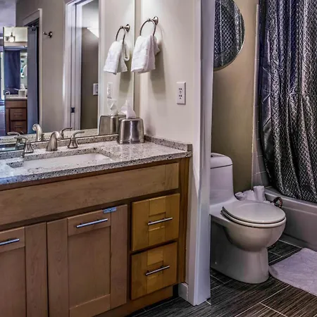 Penthouse Suite Downtown, Top Floor 4 Beds, 2Baths-2