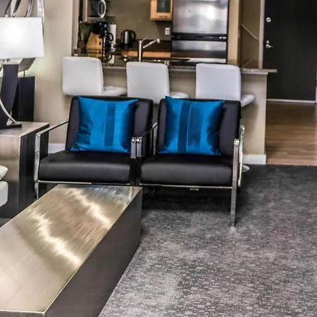 Penthouse Suite Downtown, Top Floor 4 Beds, 2Baths-3