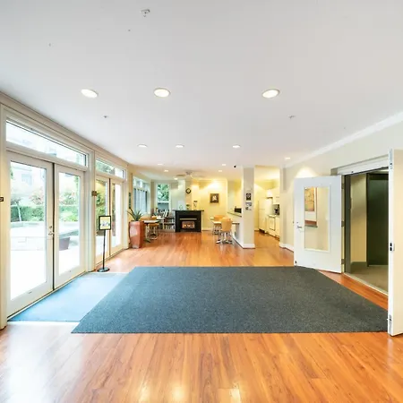 Modern Downtown Top Floor Penthouse With Bay Views-2