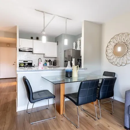 Eclectic Downtown & Cap Hill King Bed & Kitchen-3